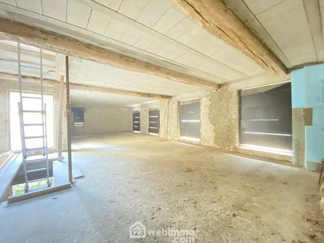 Au premier niveau, un plateau de 86 m² très lumineux - Maison à LAON