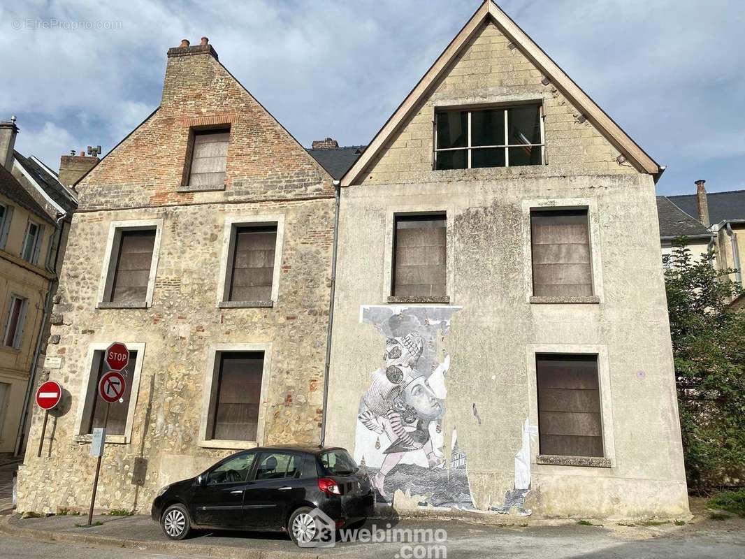 Bel ensemble immobilier d&#039;une surface de 272 m² à rénover intérieurement - Maison à LAON