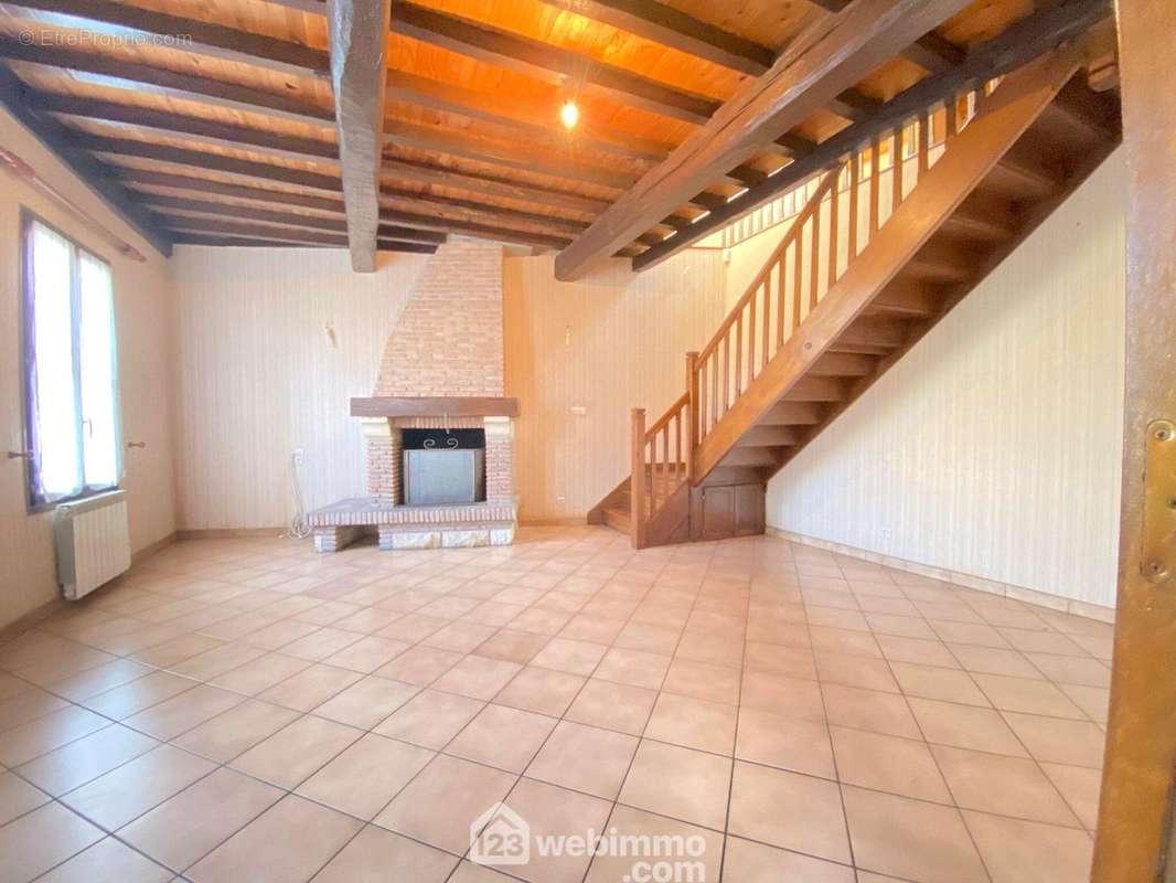 Une salle à manger carrelée de 24 m² - Maison à CHAMBRY