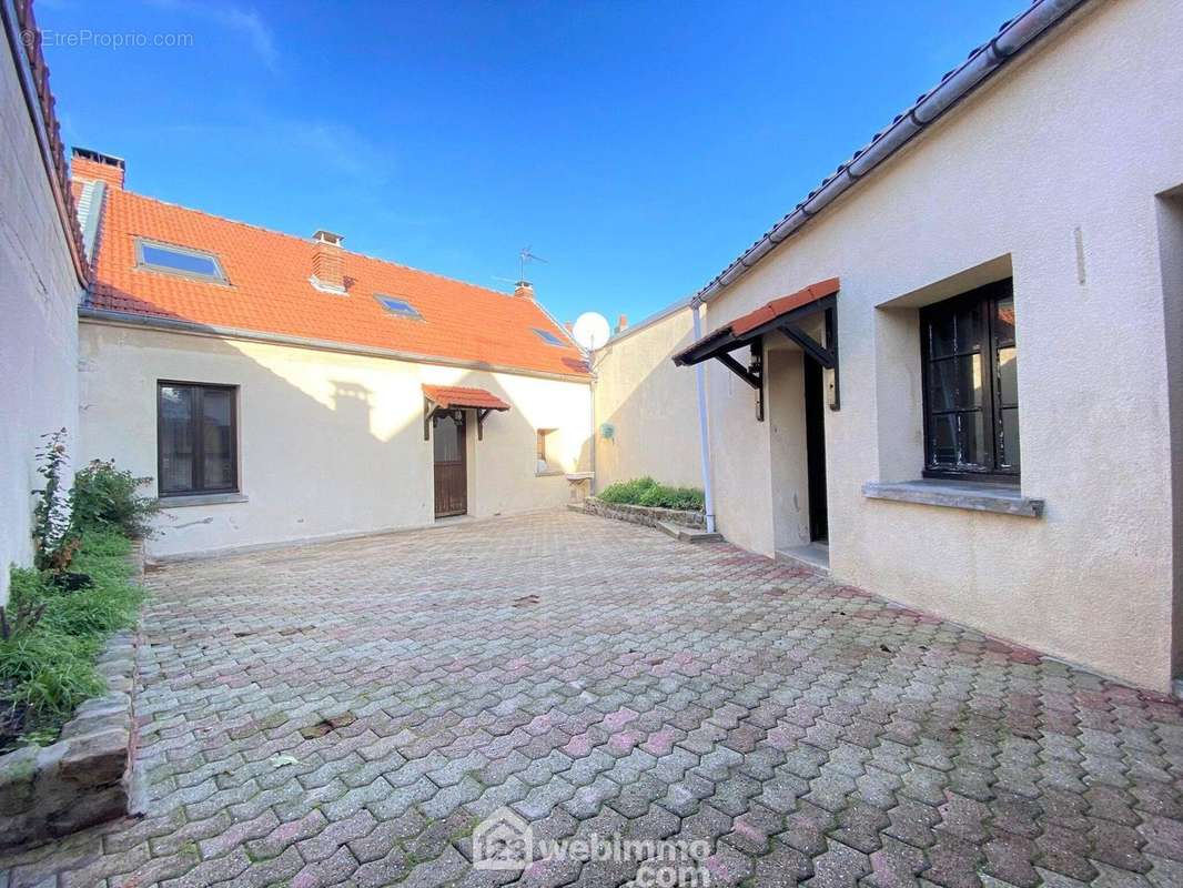 Vous apprécierez cette terrasse sans vis à vis - Maison à CHAMBRY