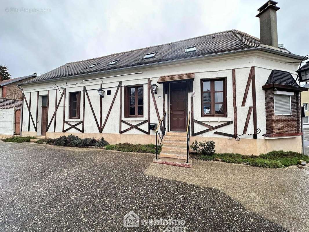 Ancien restaurant d&#039;une surface habitable de 205 m² - Maison à BRUYERES-ET-MONTBERAULT