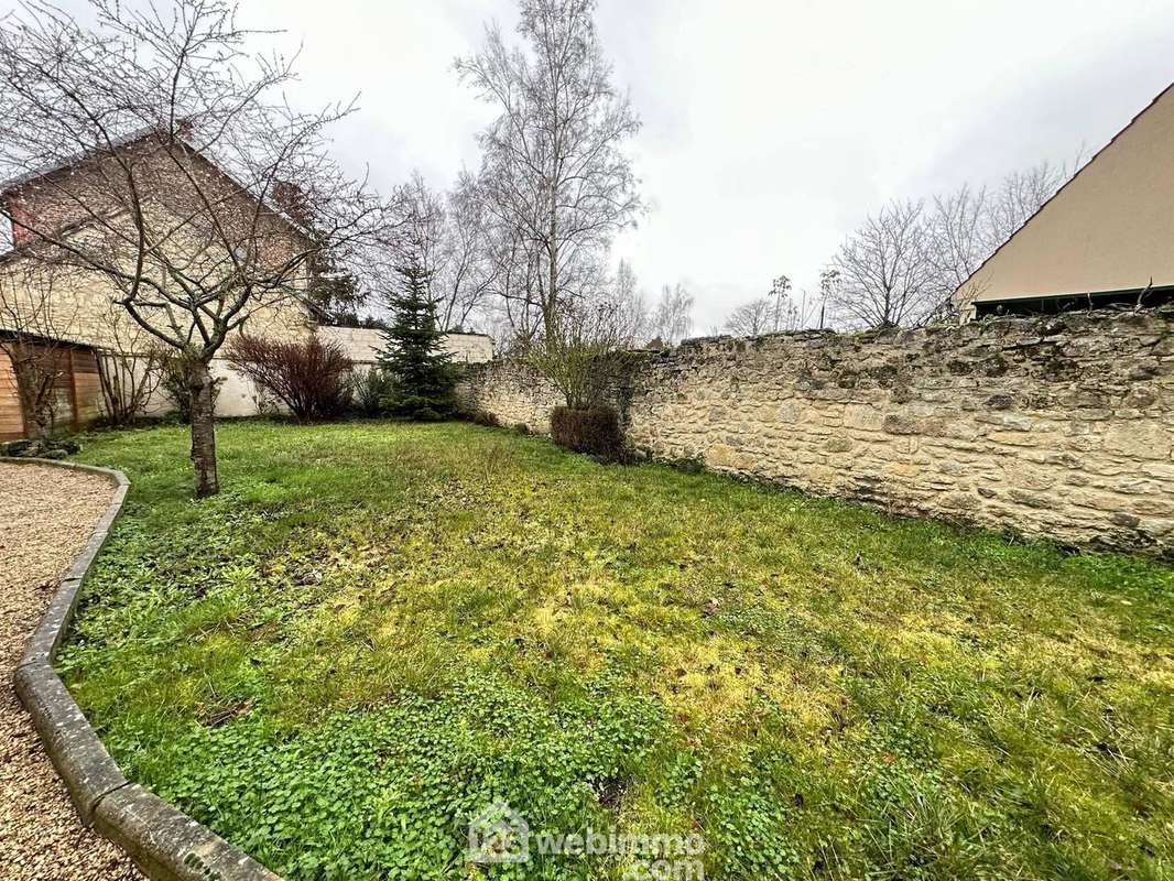 Vous bénéficiez d&#039;un jardin très agréable de 454 m² - Maison à BRUYERES-ET-MONTBERAULT