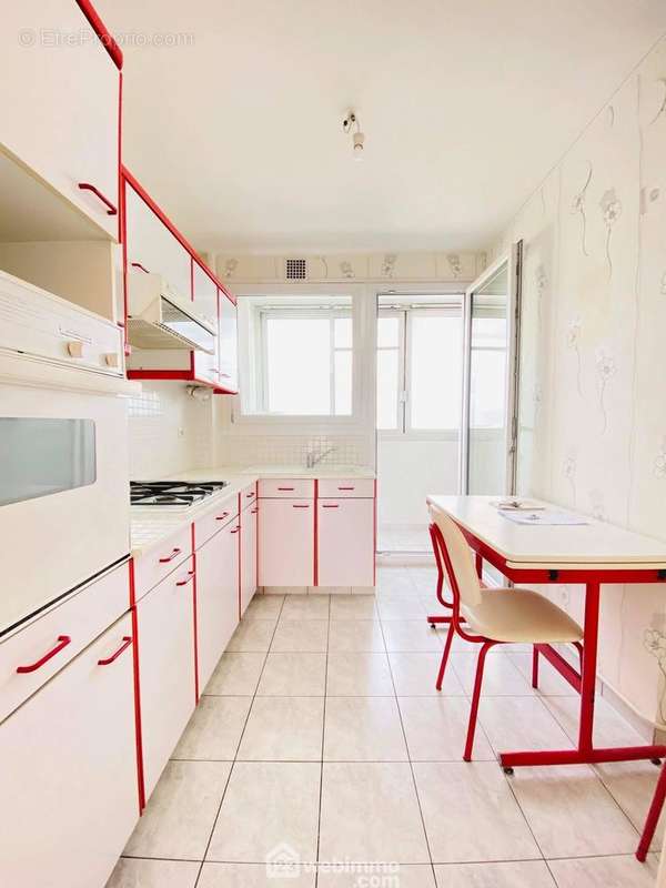 La cuisine équipée de 6 m² avec un espace repas - Appartement à LAON