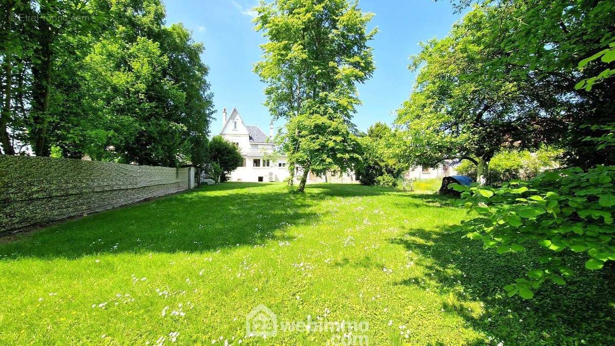 Erigée sur un terrain de 2005 m² - Maison à SISSONNE