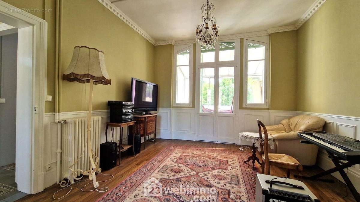 Un espace salle à manger, les sols sont en parquet - Maison à SISSONNE