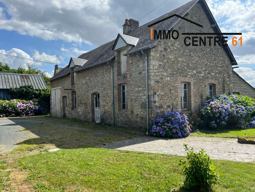 Maison à CARROUGES