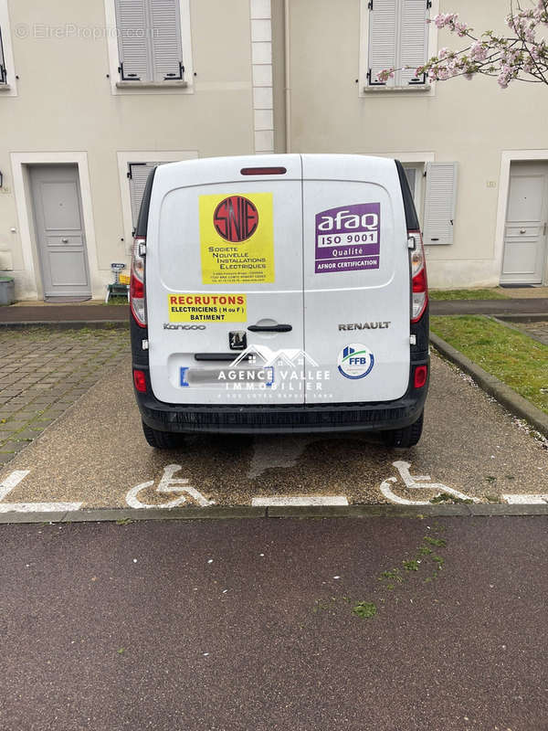 Parking à SAINT-PIERRE-DU-PERRAY