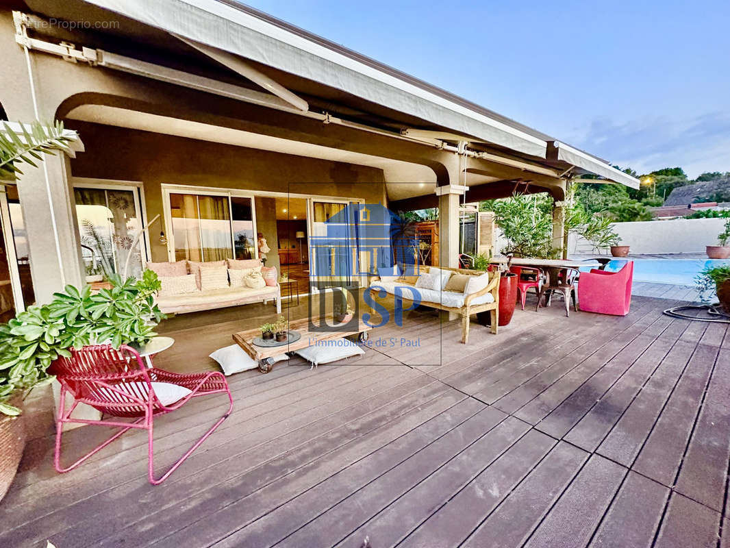 terrasse extérieur et piscine  - Maison à LA POSSESSION