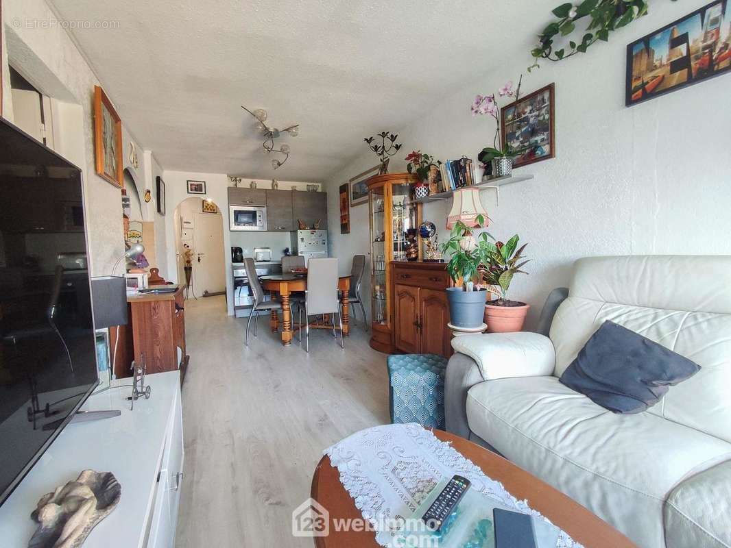 Avec d&#039;un côté le coin salon - Appartement à SETE