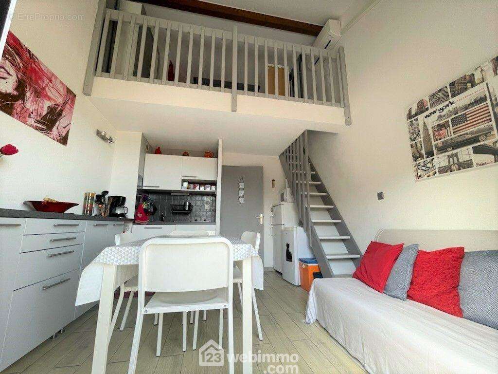 Séjour avec de beaux volumes, appartement en parfait état - Appartement à CAVALAIRE-SUR-MER