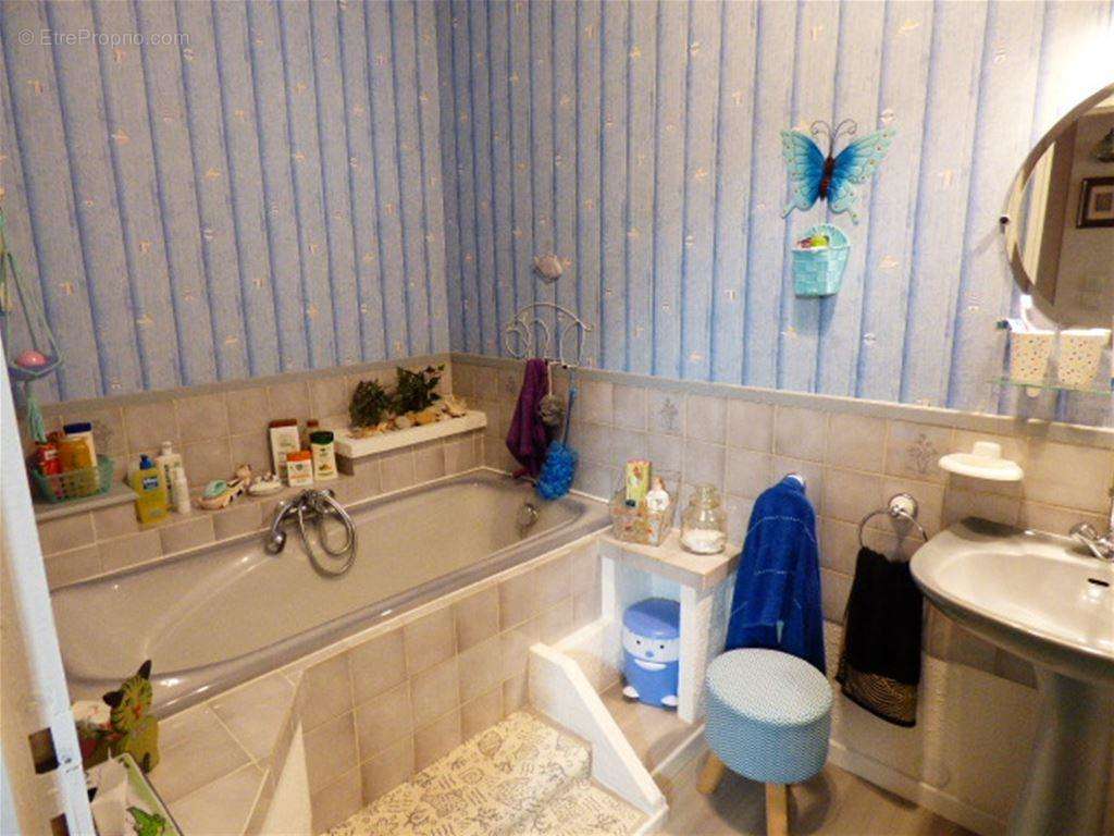 De la salle de bains avec baignoire - Appartement à BAR-LE-DUC