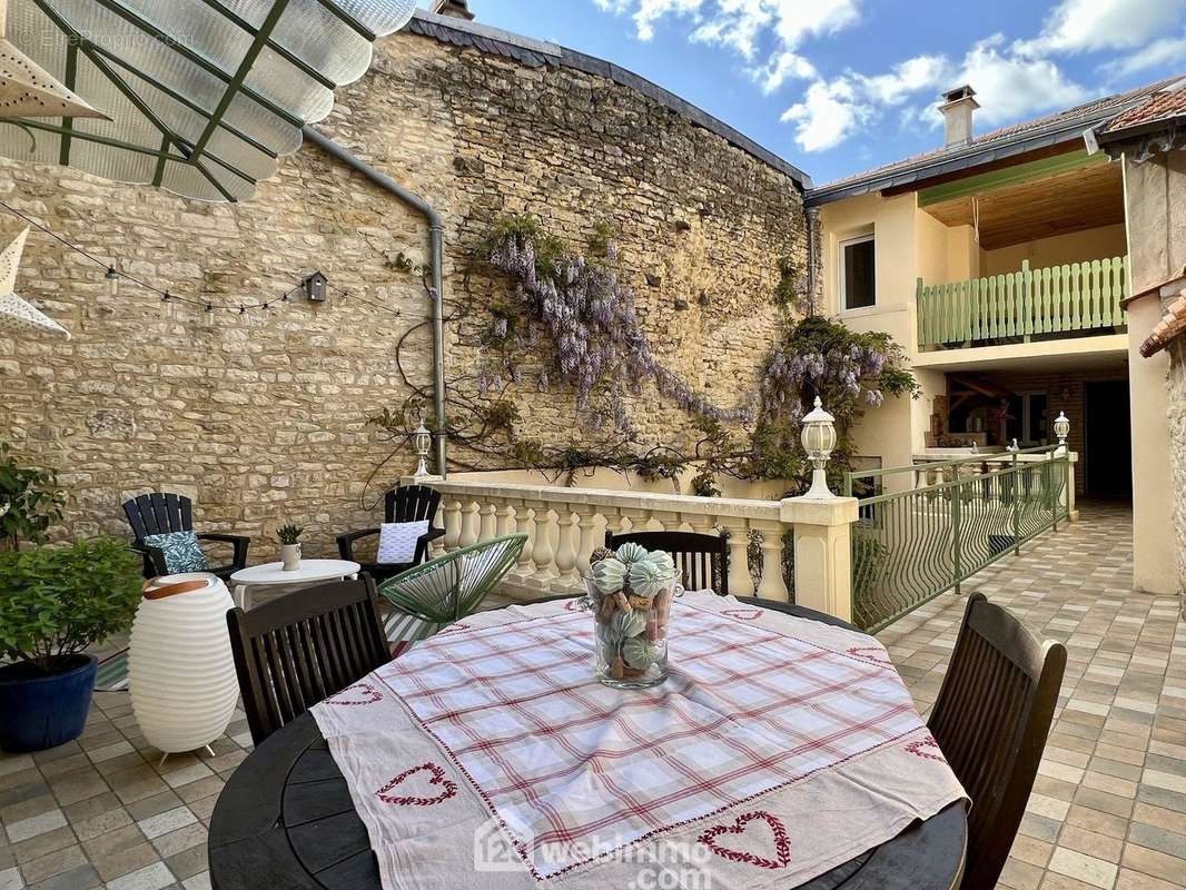 RDC: cette terrasse est un lieu idéal pour se ressourcer dans le calme en oubliant que nous sommes au centre-ville de Stenay. - Appartement à STENAY