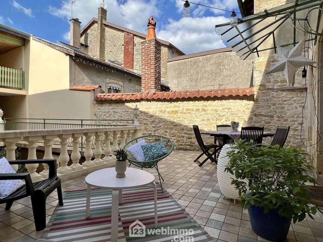 Terrasse au RDC agréable et ombragé l&#039;après-midi parfait pour les chaleurs estivales et avec accès direct à la cuisine - Appartement à STENAY