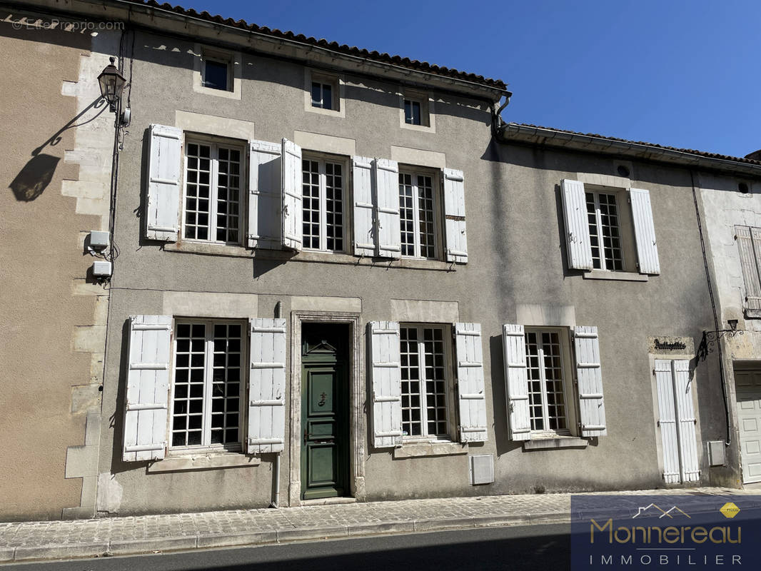 Maison à BARBEZIEUX-SAINT-HILAIRE