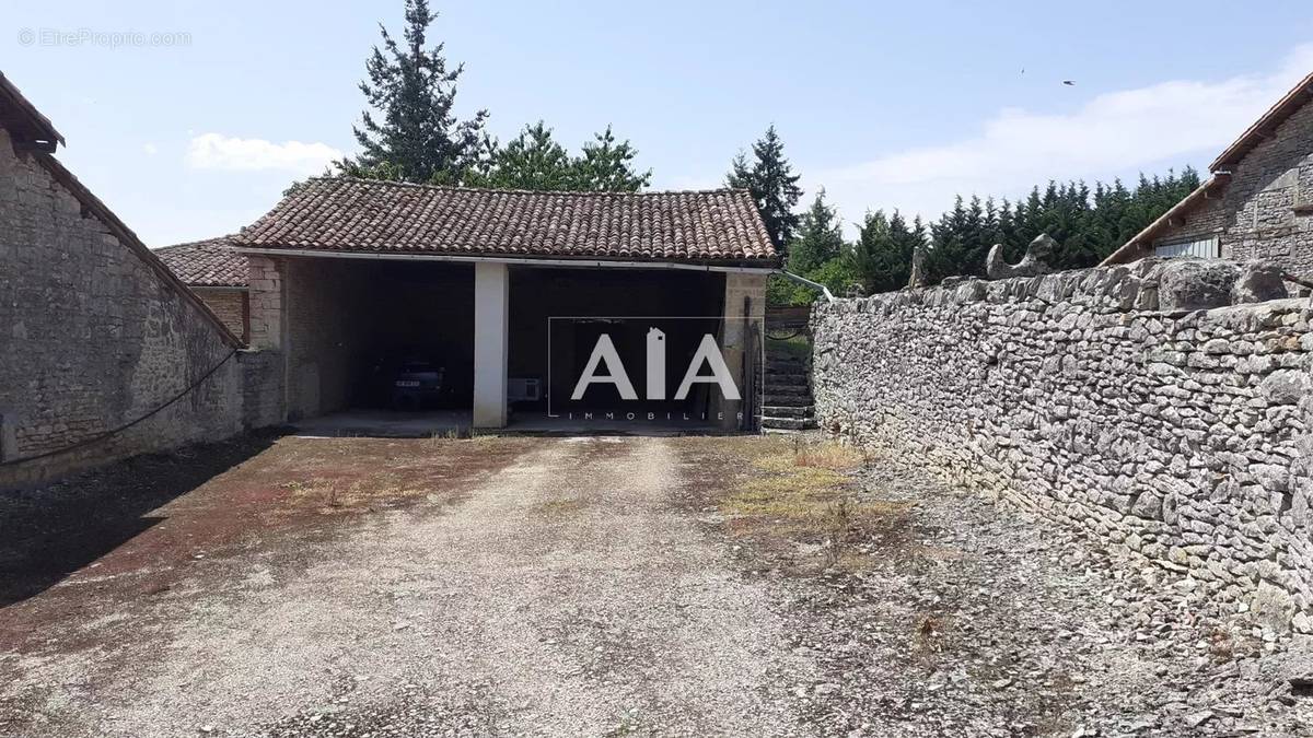 Parking à NANTEUIL-EN-VALLEE