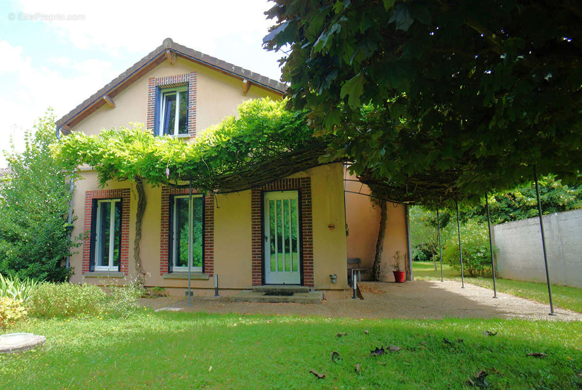 Maison à LA CELLE-SAINT-CYR