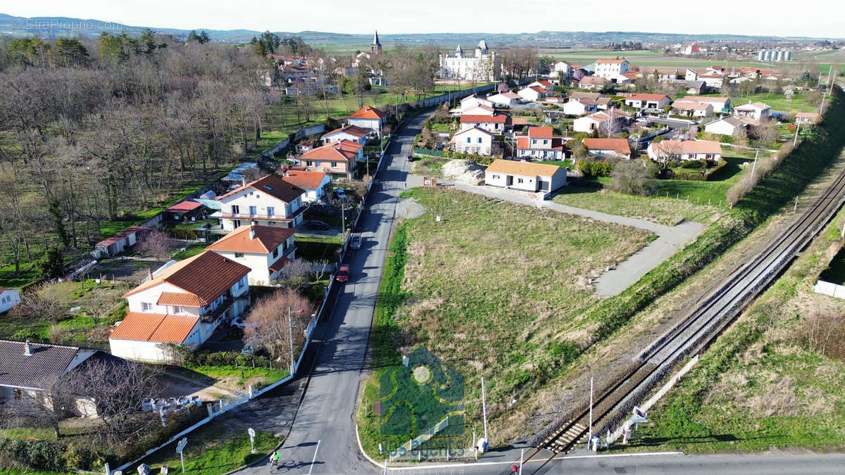 Terrain à PESSAT-VILLENEUVE