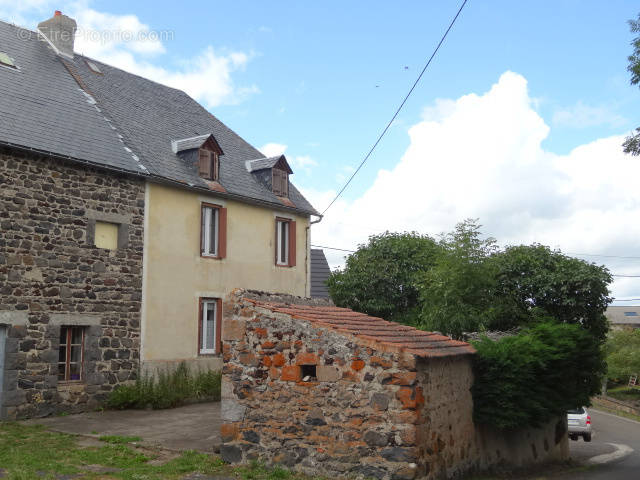 Maison à SAULZET-LE-FROID