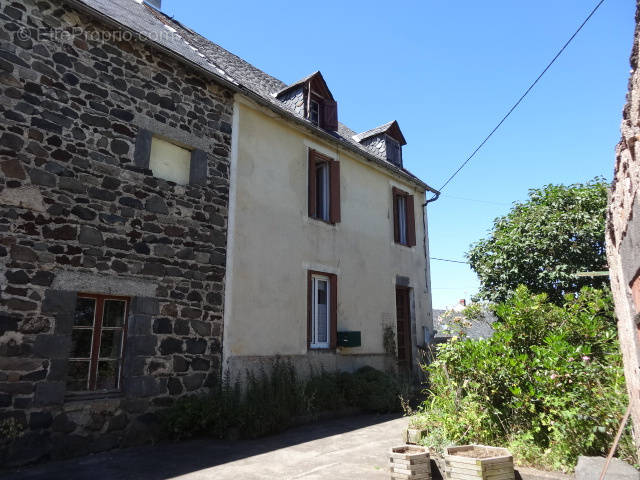 Maison à SAULZET-LE-FROID