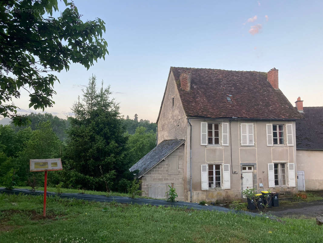 Maison à SEGUR-LE-CHATEAU