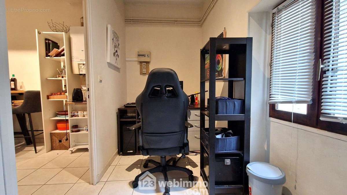 Pratique, ce dégagement qui fait office de bureau - Appartement à LAON