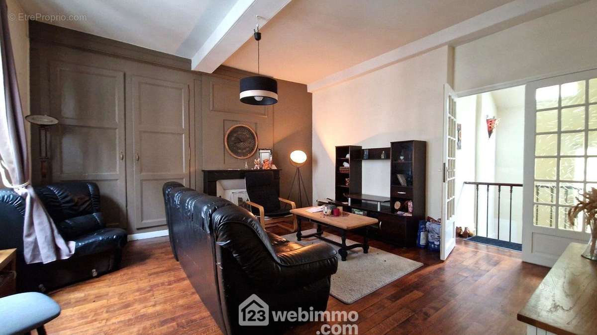 Un séjour de 21 m² avec placards - Appartement à LAON