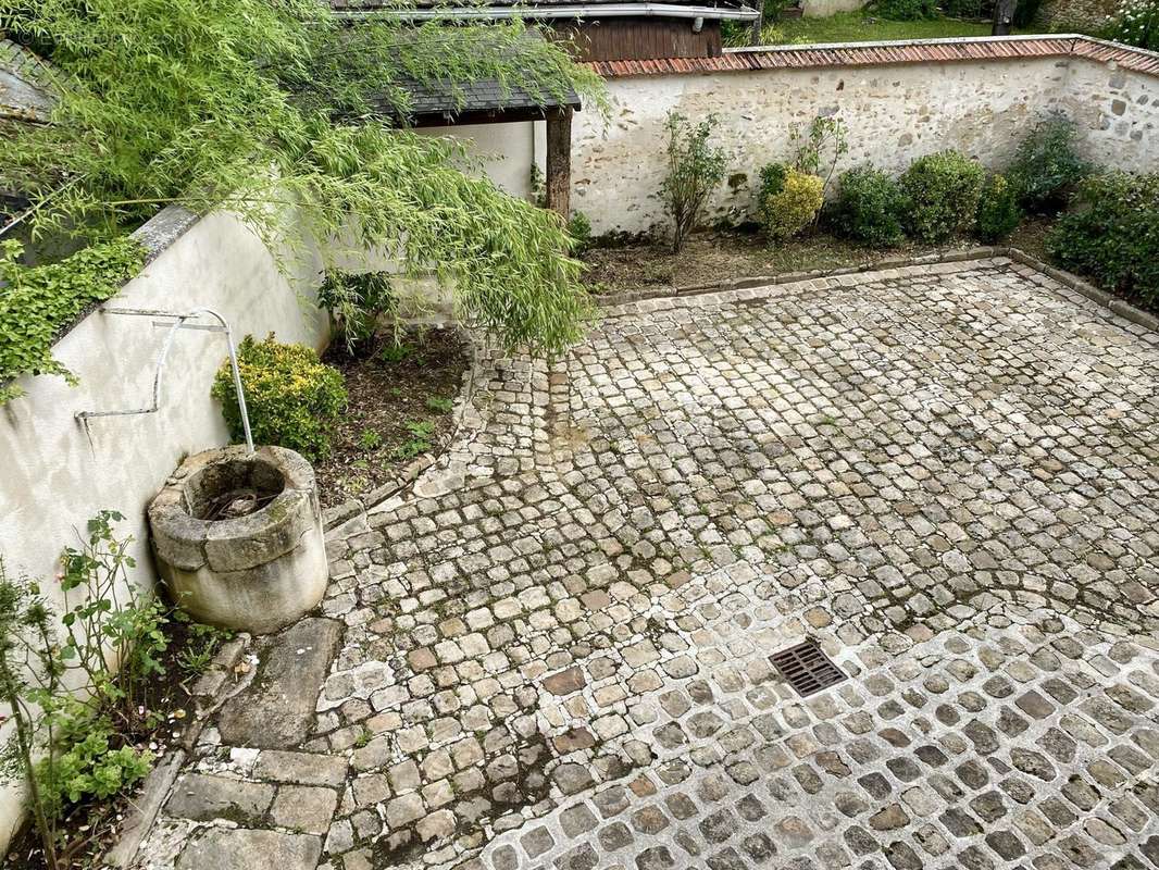 Cour pavée - Maison à ROZAY-EN-BRIE