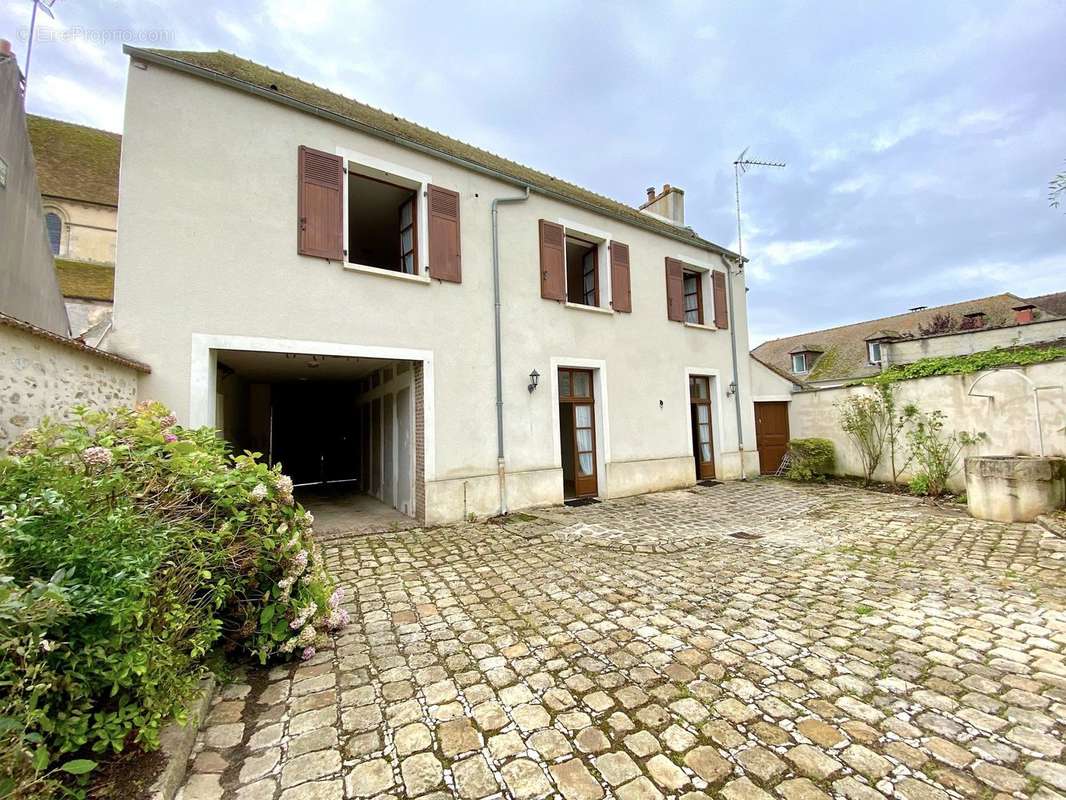 Façade cour - Maison à ROZAY-EN-BRIE