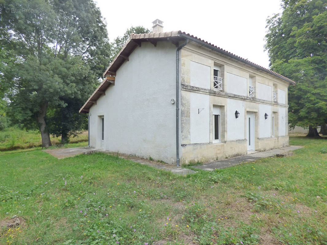 Maison à LES PEINTURES