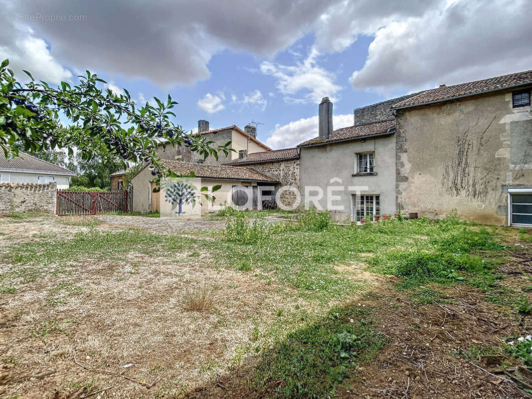 Maison à MENIGOUTE