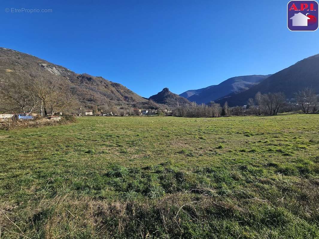 Terrain à LES CABANNES