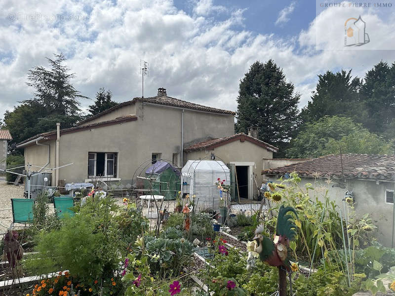 Maison à BARBEZIEUX-SAINT-HILAIRE