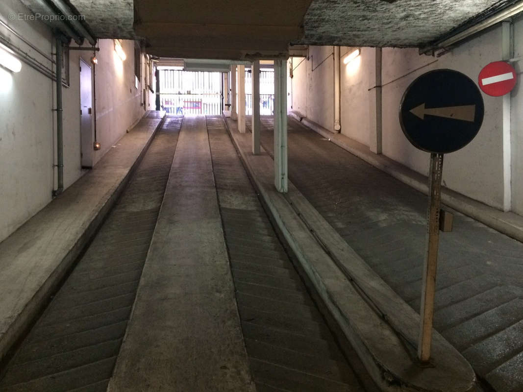 Parking à PARIS-18E