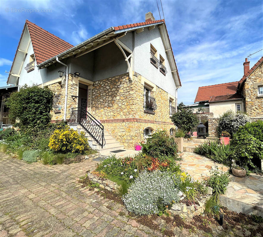 Maison à CHANTELOUP-LES-VIGNES