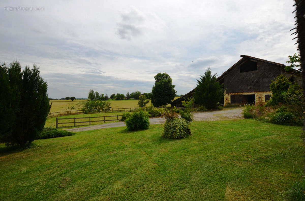 Hangar et carriere - Maison à MONTESQUIOU