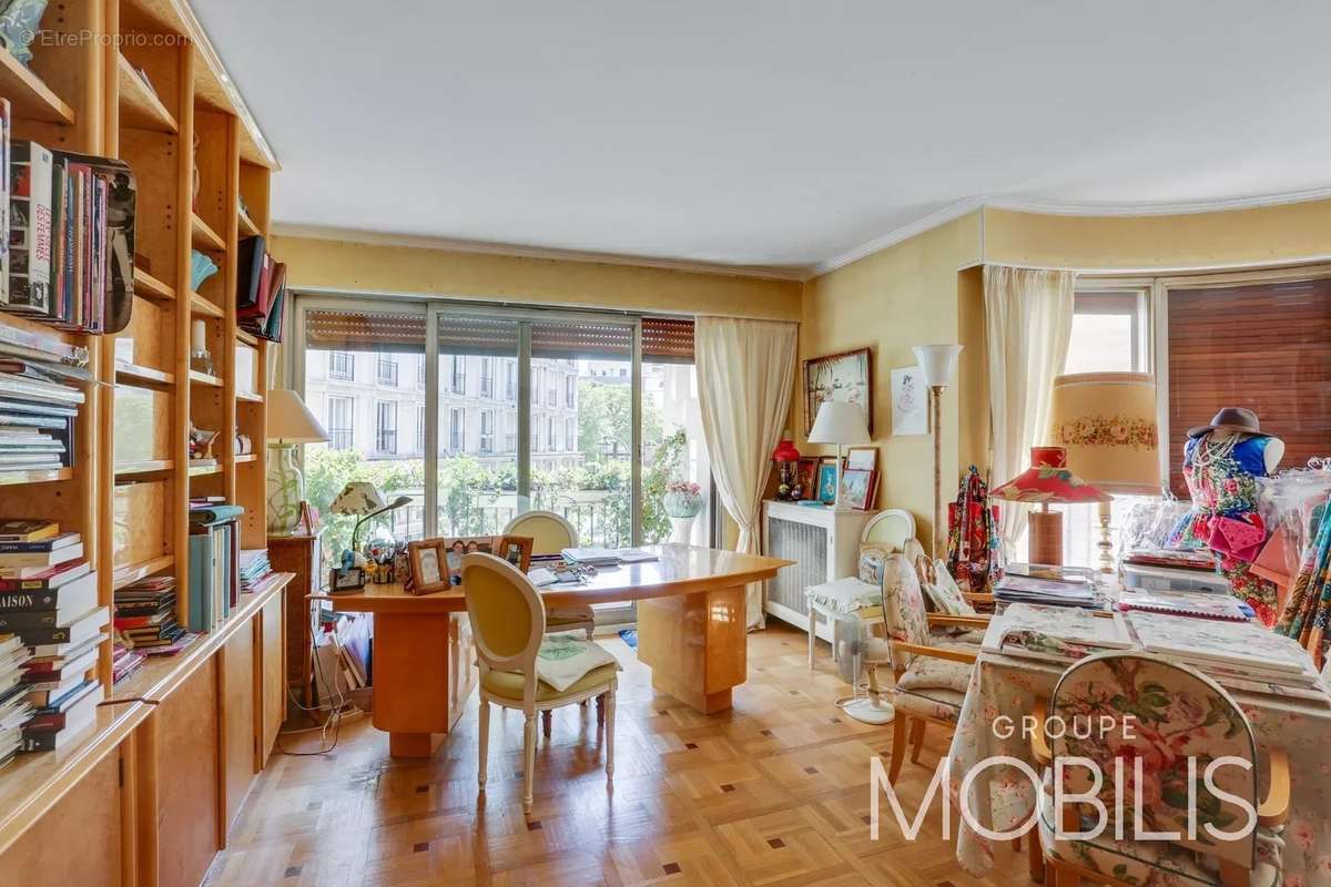 Appartement à PARIS-16E