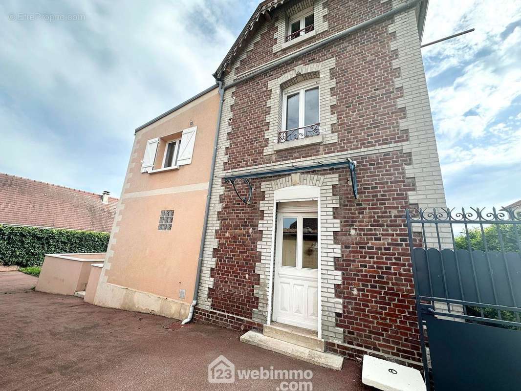 Jolie maison en briques avec commodités de plain pied - Maison à COUVRON-ET-AUMENCOURT