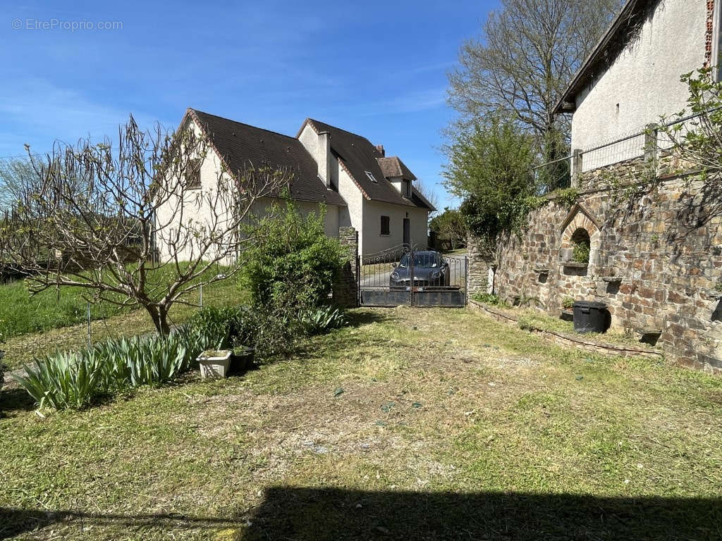 Maison à SEGUR-LE-CHATEAU