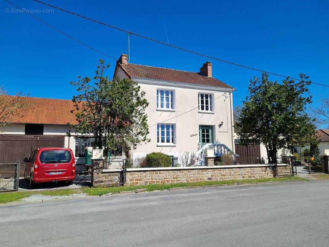 Maison à SAINT-LEGER-MAGNAZEIX