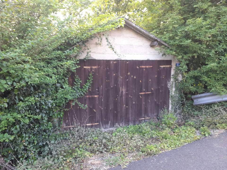 Parking à SAINTE-GAUBURGE-SAINTE-COLOMBE