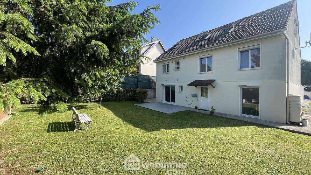 ?de 180 m2 habitables offre? - Maison à VILLECRESNES