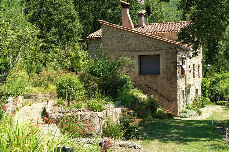 Maison à SAINT-LAURENT-DE-CERDANS