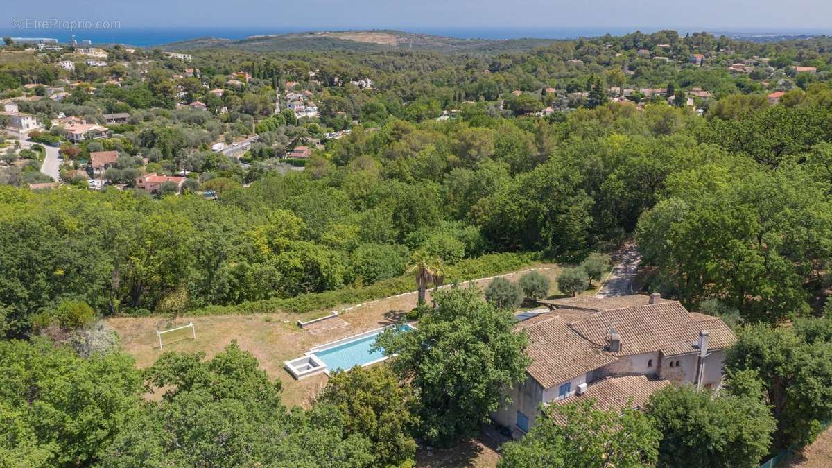 Maison à ROQUEFORT-LES-PINS