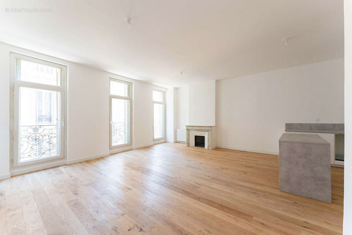 Appartement à MARSEILLE-1E