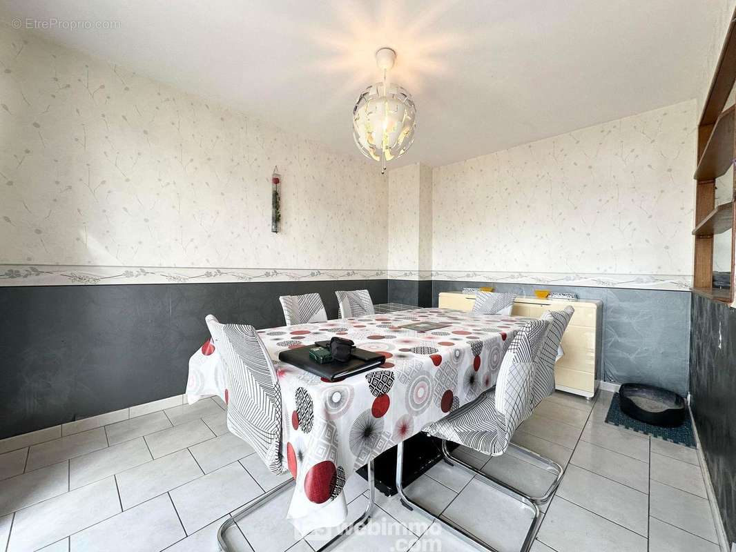 La salle à manger pour y recevoir vos convives - Appartement à LAON