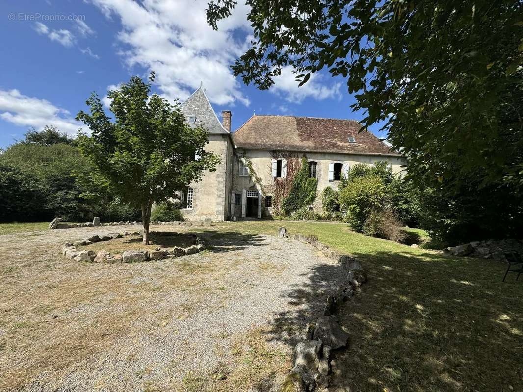 Autre à MONTAIGUT-LE-BLANC