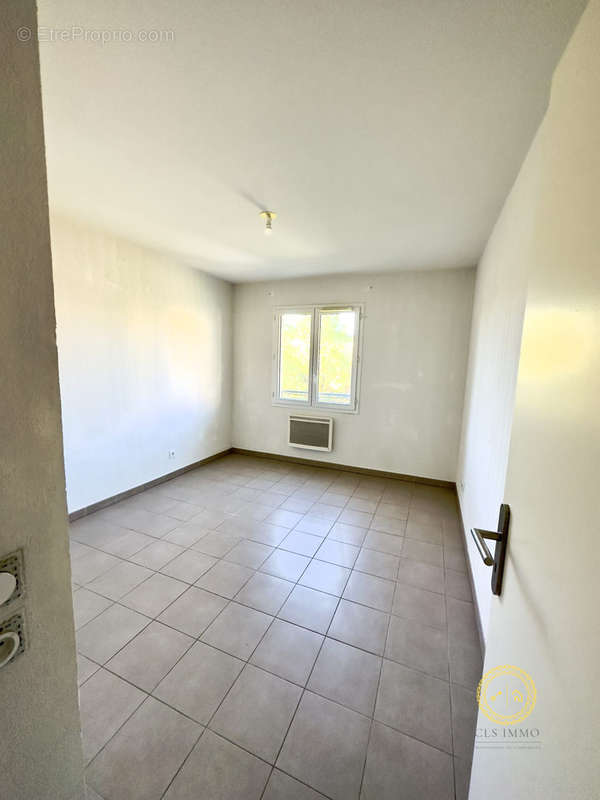 Chambre 2 - Appartement à BRIGNOLES