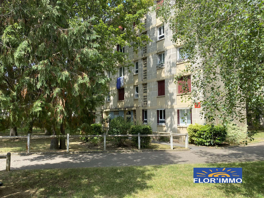 Appartement à SAINTE-GENEVIEVE-DES-BOIS