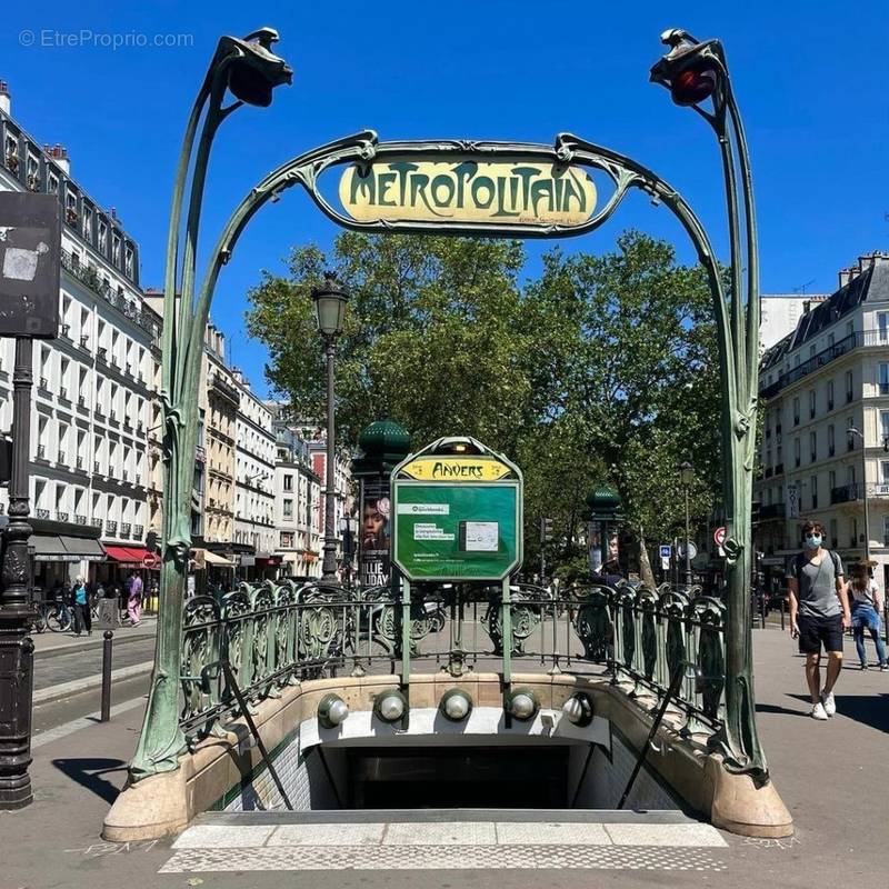 Commerce à PARIS-9E