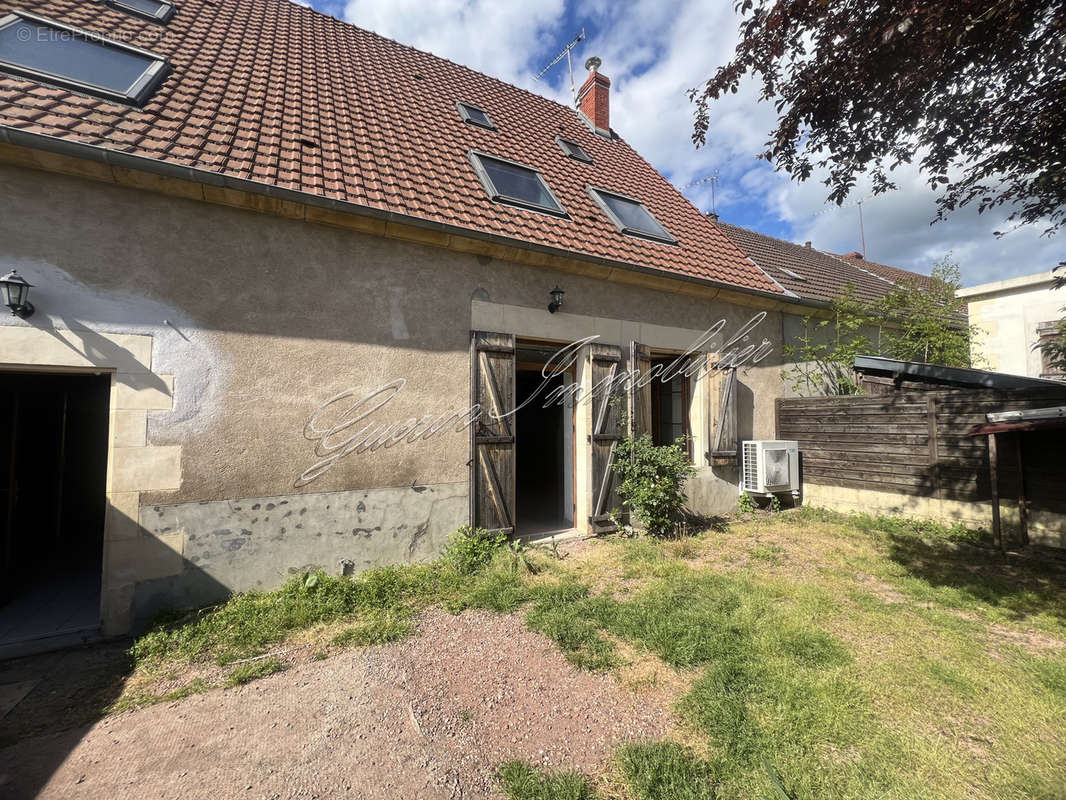 Appartement à VARENNES-VAUZELLES